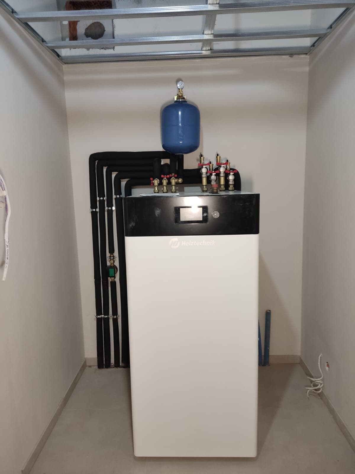 Jednostka wewnętrzna pompy ciepła Heiztechnik z instalacją hydrauliczną w kotłowni