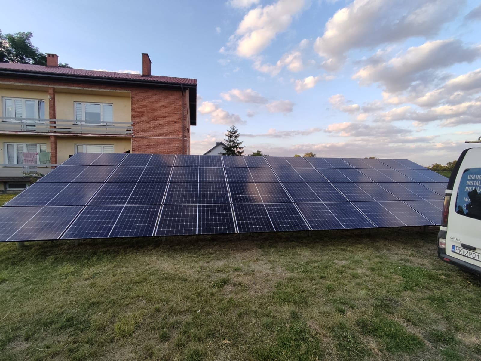 Panele fotowoltaiczne zamontowane na gruncie przy domu jednorodzinnym w okolicach Kalisza