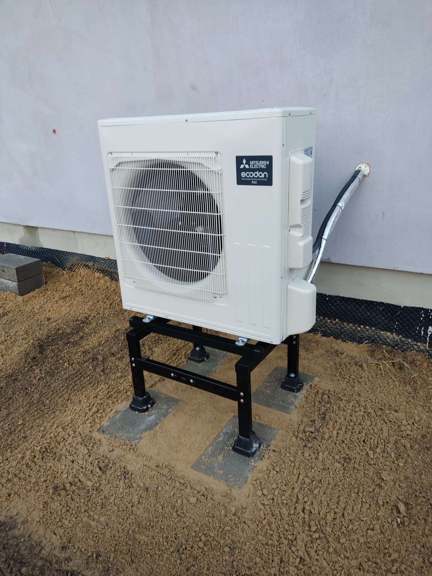 Jednostka zewnętrzna pompy ciepła Mitsubishi Ecodan zamontowana przy domu jednorodzinnym w Kaliszu